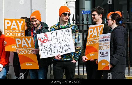 Brighton UK 11th avril 2023 - des jeunes médecins en grève devant l'hôpital du comté de Royal Sussex à Brighton ce matin, alors que l'Association médicale britannique commence leur promenade de quatre jours en Angleterre : Credit Simon Dack / Alay Live News Banque D'Images