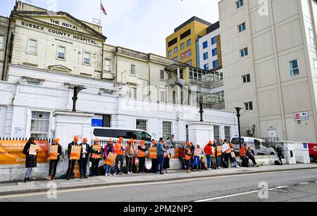 Brighton UK 11th avril 2023 - des jeunes médecins en grève devant l'hôpital du comté de Royal Sussex à Brighton ce matin, alors que l'Association médicale britannique commence leur promenade de quatre jours en Angleterre : Credit Simon Dack / Alay Live News Banque D'Images