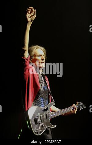 Italie, Jesolo Lido (Venise), 08 avril 2023: Steve Vai se produit au Palazzo del Turismo pendant le spectacle en direct de Steve Vai 'Invioly Tour 2 Banque D'Images