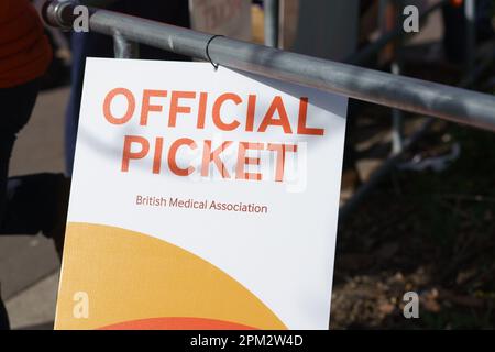 Hull Royal Infirmary, Yorkshire de l'est. 11th avril 2023. Les jeunes médecins d'Angleterre ont commencé une grève de quatre jours dans un conflit avec le gouvernement sur la rémunération. Le secrétaire à la Santé, Steve Barclay, député, affirme que les exigences de la BMA, le syndicat représentant les médecins, sont irréalistes et entravent les négociations. Les médecins disent que la baisse des salaires provoque une crise de rétention et de recrutement, et que les hausses de salaires au cours des 15yrs dernières années ont été inférieures à l'inflation, causant un déficit de 26% en termes réels. Crédit : Bridget Catterall/Alamy Live News Banque D'Images