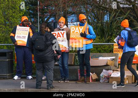 Hull Royal Infirmary, Yorkshire de l'est. 11th avril 2023. Les jeunes médecins d'Angleterre ont commencé une grève de quatre jours dans un conflit avec le gouvernement sur la rémunération. Le secrétaire à la Santé, Steve Barclay, député, affirme que les exigences de la BMA, le syndicat représentant les médecins, sont irréalistes et entravent les négociations. Les médecins disent que la baisse des salaires provoque une crise de rétention et de recrutement, et que les hausses de salaires au cours des 15yrs dernières années ont été inférieures à l'inflation, causant un déficit de 26% en termes réels. Crédit : Bridget Catterall/Alamy Live News Banque D'Images