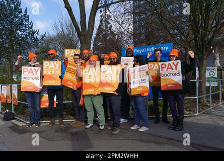 Hull Royal Infirmary, Yorkshire de l'est. 11th avril 2023. Les jeunes médecins d'Angleterre ont commencé une grève de quatre jours dans un conflit avec le gouvernement sur la rémunération. Le secrétaire à la Santé, Steve Barclay, député, affirme que les exigences de la BMA, le syndicat représentant les médecins, sont irréalistes et entravent les négociations. Les médecins disent que la baisse des salaires provoque une crise de rétention et de recrutement, et que les hausses de salaires au cours des 15yrs dernières années ont été inférieures à l'inflation, causant un déficit de 26% en termes réels. Crédit : Bridget Catterall/Alamy Live News Banque D'Images