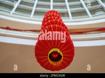 Photo d'une collection de décorations lanternes rouges chinoises accrochées par le dessus Banque D'Images