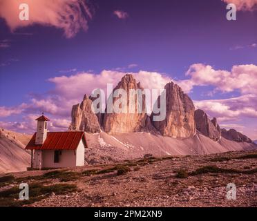 L'image est de la chapelle des grimpeurs du refuge de montagne Rifugio Locatelli qui surplombe les célèbres tours de Tre Cime di Lavaredo également connues en allemand sous le nom de Drei Zinnen dans la région Sexton-Sesto des Dolomites, non loin de la station touristique de Cortina d'Ampezzo Banque D'Images