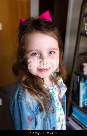 Jeune fille de 6 ans qui a l'air tricherie Banque D'Images