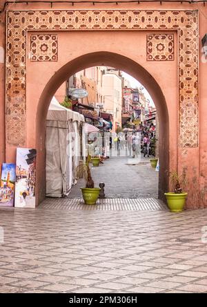 Une des nombreuses portes décoratives qui entourent les villes médina à Marrakech. Maroc. Banque D'Images