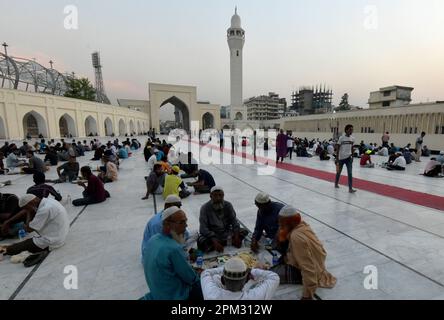 Dhaka. 11th avril 2023. Les gens ont Iftar, le repas pour se terminer rapidement au coucher du soleil, à la mosquée nationale Baitul Mukarram à Dhaka, au Bangladesh sur 10 avril 2023. Credit: Xinhua/Alay Live News Banque D'Images