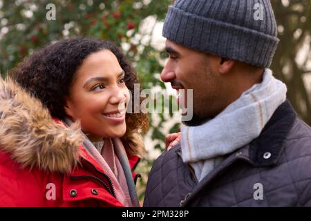 Couple portant des Coats et des Scarves sur la marche dans la campagne d'automne Misty Banque D'Images