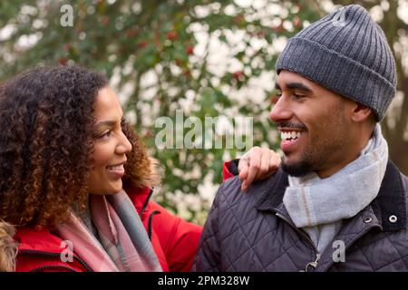Couple portant des Coats et des Scarves sur la marche dans la campagne d'automne Misty Banque D'Images