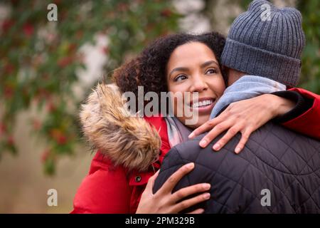Couple portant des Coats et des Scarves sur la marche dans la campagne d'automne Misty Banque D'Images