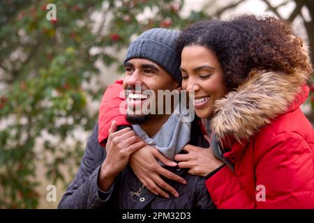 Couple portant des Coats et des Scarves sur la marche dans la campagne d'automne Misty Banque D'Images