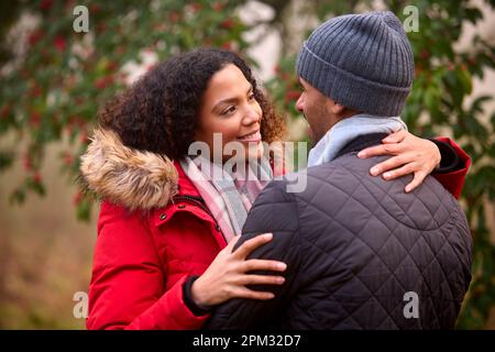 Couple portant des Coats et des Scarves sur la marche dans la campagne d'automne Misty Banque D'Images