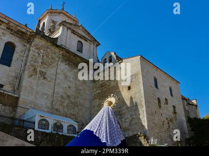 Vue arrière couronne dorée et voile Statue de Mary Virgen Inmaculada Gloriosa Procesión del Resucitado Dimanche de Pâques Santander Cathédrale Cantabria Espagne Banque D'Images