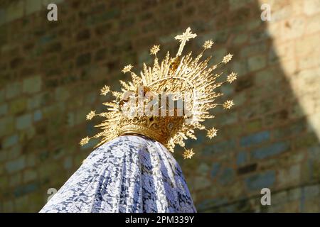 Vue arrière couronne dorée Statue de Mary Virgen Inmaculada Gloriosa Procesión del Resucitado Pâques Dimanche matin Santander Cantabria Espagne Banque D'Images