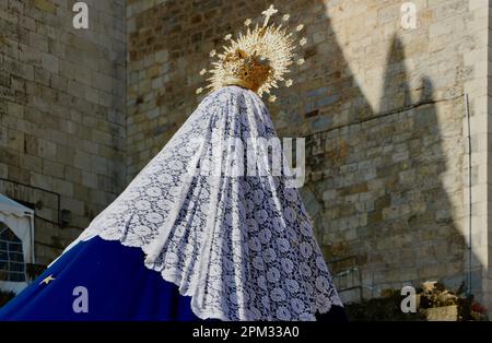 Vue arrière couronne dorée et voile Statue de Mary Virgen Inmaculada Gloriosa Procesión del Resucitado Pâques Dimanche matin Santander Cantabria Espagne Banque D'Images