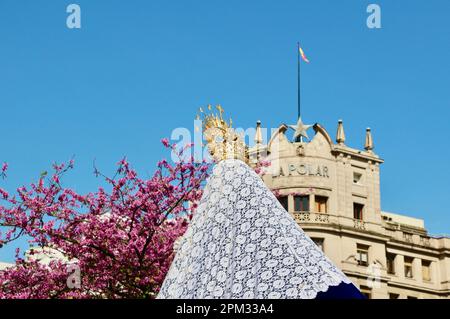 Vue arrière couronne dorée et voile Statue de Mary Virgen Inmaculada Gloriosa Procesión del Resucitado Pâques Dimanche matin Santander Cantabria Espagne Banque D'Images