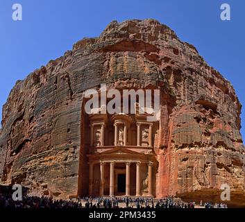 Petra City Al-Khazneh Treasury Temple structure de Royaume de Nabatéan, façades découpées en roche, Mausolée Roi Aretas IV 1st C AD Jordan grès sculpté roche Banque D'Images