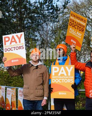 11th avril 2023. Hull Royal Infirmary, Yorkshire de l'est. Les jeunes médecins d'Angleterre ont commencé une grève de quatre jours dans un conflit avec le gouvernement sur la rémunération. Banque D'Images