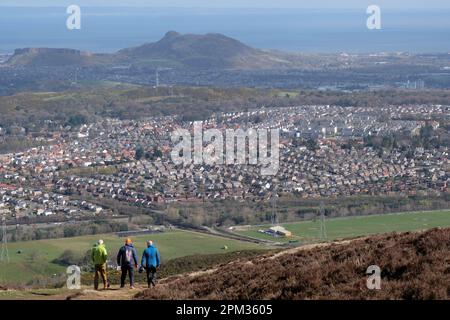 Édimbourg, Écosse, Royaume-Uni. 11th avril 2023. Promeneurs appréciant le beau temps ce matin sur les différents chemins et sentiers autour du parc régional de Pentland Hills. Vue sur les toits d'Édimbourg vers Arthurs Seat. Crédit : Craig Brown/Alay Live News Banque D'Images