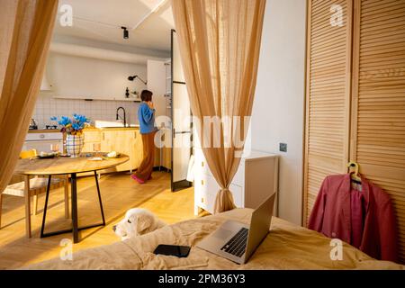 Femme dans un studio élégant Banque D'Images