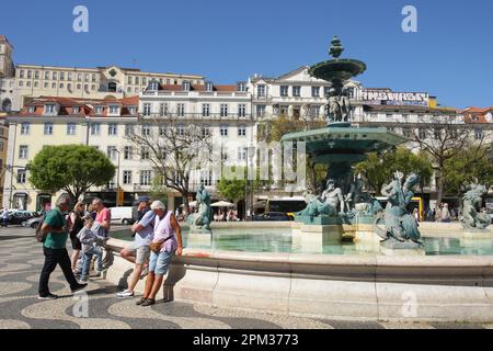 Lisbonne, Portugal. 11th avril 2023. Les touristes apprécient la fontaine de la place Rossio dans le quartier Baixa Chiado pendant la journée ensoleillée sur 11 avril 2023 à Lisbonne, Portugal. (Photo de Paulo Amorim/Sipa USA) Credit: SIPA USA/Alay Live News Banque D'Images