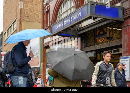 Camden Town, Londres: En dehors de la station de métro Camden Town sur Camden High Street. Personnes debout près de la station de métro sous la pluie. Banque D'Images