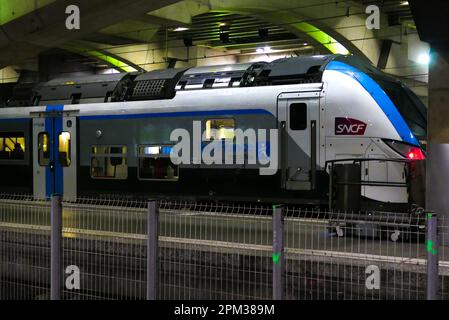 Paris, France. 02 avril. 2023. Train à la gare Montparnasse prêt pour le départ. SNCF, train express régional. Banque D'Images