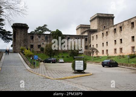 Vue sur le parking de l'hôtel Parador de Jarandilla de la Vera Banque D'Images