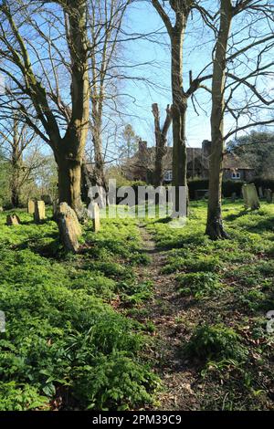 Chemin à travers le cimetière de l'église de Saint Mary's et de Saint Ethelburga, Church Lane, Lytinge, Folkestone, Kent, Angleterre, Royaume-Uni Banque D'Images