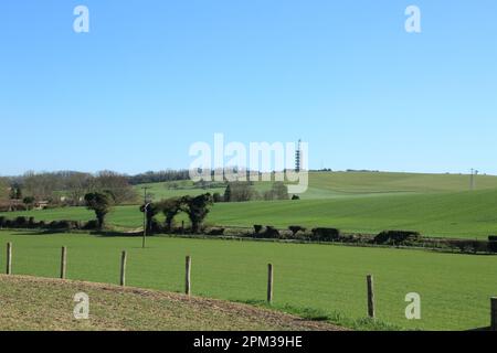 Vue à travers les champs à Tolsford Hill et le mât depuis le dessus de New Barn, Lyringe, Folkestone, Kent, Angleterre, Royaume-Uni Banque D'Images