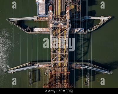 Une vue aérienne sur le pont ferroviaire de Pelham Bay lors d'une matinée ensoleillée dans le Bronx, New York Banque D'Images