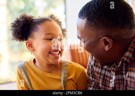Père et fille dans le salon à la maison se divertir et rire ensemble Banque D'Images