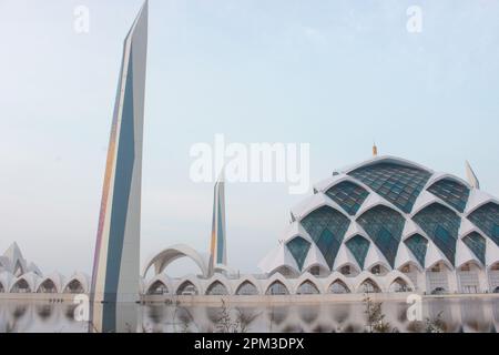 Paysage grande mosquée d'al jabbar avec un ciel légèrement nuageux le matin. Banque D'Images