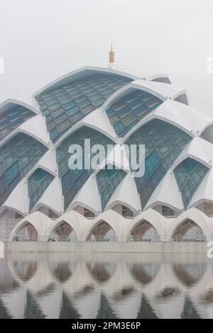 Paysage grande mosquée d'al jabbar avec un ciel légèrement nuageux le matin. Banque D'Images