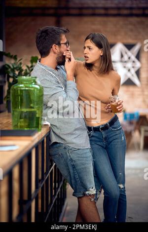 Homme et femme ayant un argument dans la barre. Les jeunes couples se battent. Banque D'Images