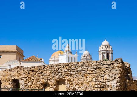 Vue sur les tours de la cathédrale de Cadix vue sur les murs romains. Cathédrale de Santa Cruz de Cadix. Cadix, Andalousie, Espagne Banque D'Images