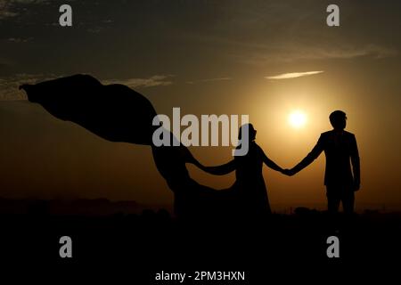 Pré mariage photo Shoot couple pour coucher de soleil, Photographie, mariage, prise de vue dans le désert, ciel au coucher du soleil Banque D'Images