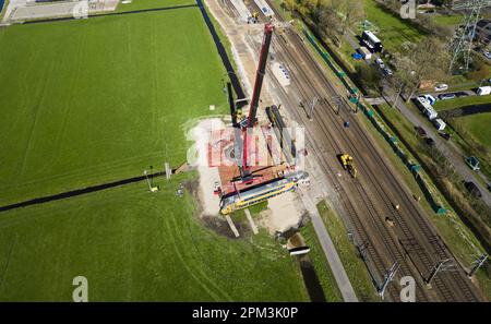 Voorschoten - des unités de train sont histées hors de la prairie après l'accident il y a une semaine. Les rames sont placées sur une plate-forme mobile spéciale à l'aide de grues à prendre sur une route construite à destination d'une entreprise voisine pour un transport ultérieur. ANP JEROEN JUMELET pays-bas sortie - belgique sortie Banque D'Images