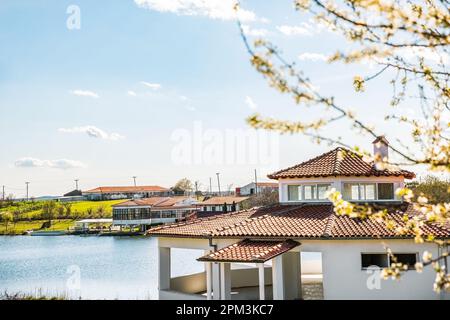 Vue panoramique sur le lac Tychero et l'hôtel Thrassa dans la région de Soufli Evros Grèce 26-03-2023 éditorial Banque D'Images