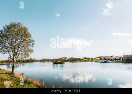 Vue panoramique sur le lac Tychero et l'hôtel Thrassa dans la région de Soufli Evros Grèce 26-03-2023 éditorial Banque D'Images