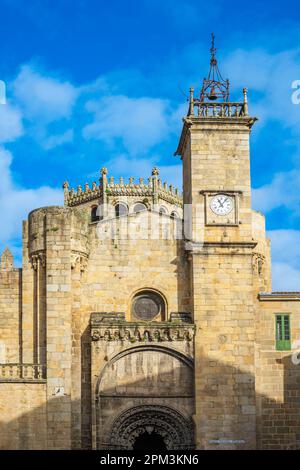 Espagne, Galice, Ourense, scène sur la via de la Plata via Ourense ou Camino Sanabres, itinéraires de pèlerinage espagnol à Saint-Jacques-de-Compostelle, Cathédrale Saint-Martin du 12th siècle Banque D'Images