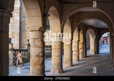 Espagne, Galice, Ourense, scène sur la via de la Plata via Ourense ou Camino Sanabres, itinéraires de pèlerinage espagnol à Saint-Jacques-de-Compostelle, arcades de la Plaza do Trigo Banque D'Images