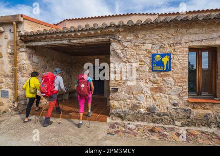 Espagne, Castille et León, Morille, étape sur la via de la Plata, route espagnole de pèlerinage à Saint-Jacques-de-Compostelle, arrivée des pèlerins à l'auberge municipale Banque D'Images