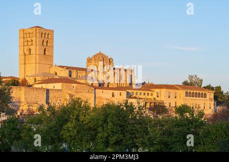 Espagne, Castille et León, Zamora, scène sur la via de la Plata, chemin de pèlerinage espagnol à Saint-Jacques-de-Compostelle, la cathédrale du 12th siècle entourée de ses remparts d'origine Banque D'Images