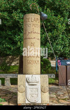 Espagne, Estrémadure, Baños de Montemayor, scène sur la via de la Plata et le Camino Mozarabe, itinéraires de pèlerinage espagnol à Saint-Jacques-de-Compostelle, copie d'un jalon romain indiquant qu'il reste 569 km Banque D'Images