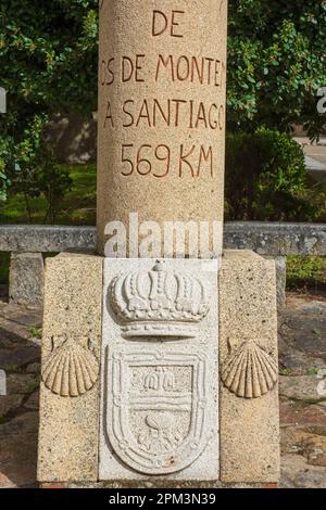 Espagne, Estrémadure, Baños de Montemayor, scène sur la via de la Plata et le Camino Mozarabe, itinéraires de pèlerinage espagnol à Saint-Jacques-de-Compostelle, copie d'un jalon romain indiquant qu'il reste 569 km Banque D'Images