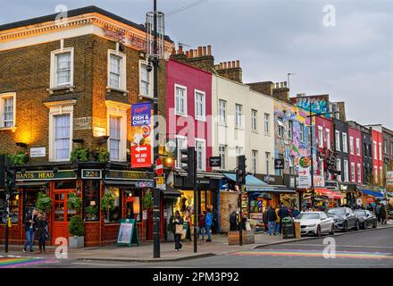 Camden Town, Londres, Royaume-Uni: Camden High Street en début de soirée avec des bâtiments colorés et des gens. Banque D'Images