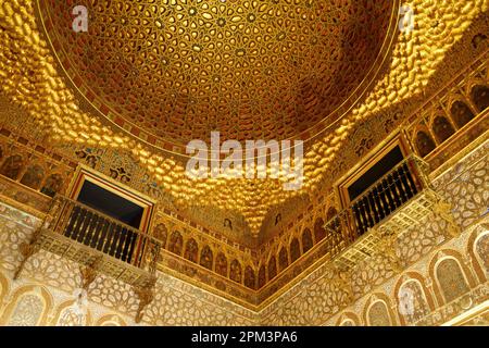 Plafond en dôme doré et raffiné de la salle des ambassadeurs du Real Alcazar de Séville. Séville Espagne. Banque D'Images