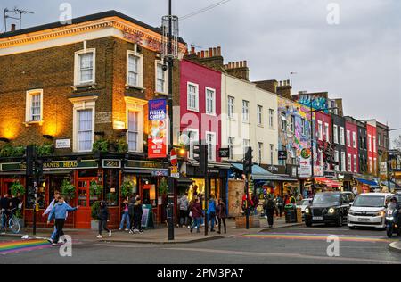 Camden Town, Londres, Royaume-Uni: Camden High Street en début de soirée avec des bâtiments colorés et des gens. Banque D'Images