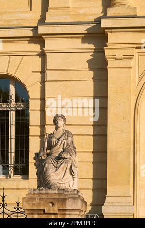 France, Gers, Auch, scène sur le chemin de Compostelle, les ruelles d'Etigny, le Palais de Justice, statue de la déesse Themis Banque D'Images